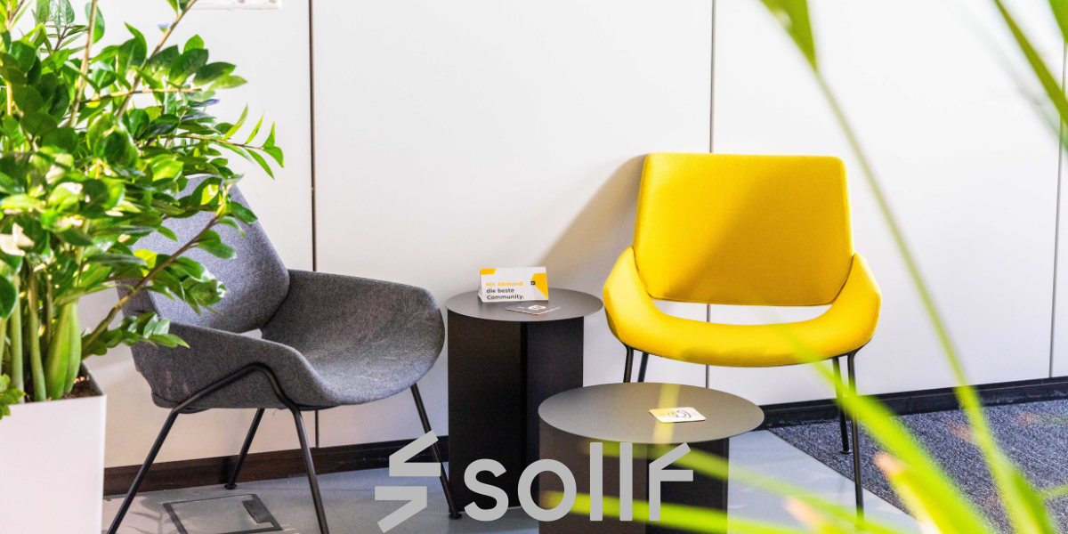 Moderne und stilvolle Lounge mit gelbem Sessel für Pausen in einem Büro in der Lassallestraße 7b, 1020 Wien Leopoldstadt - ideal zum büroraum mieten.