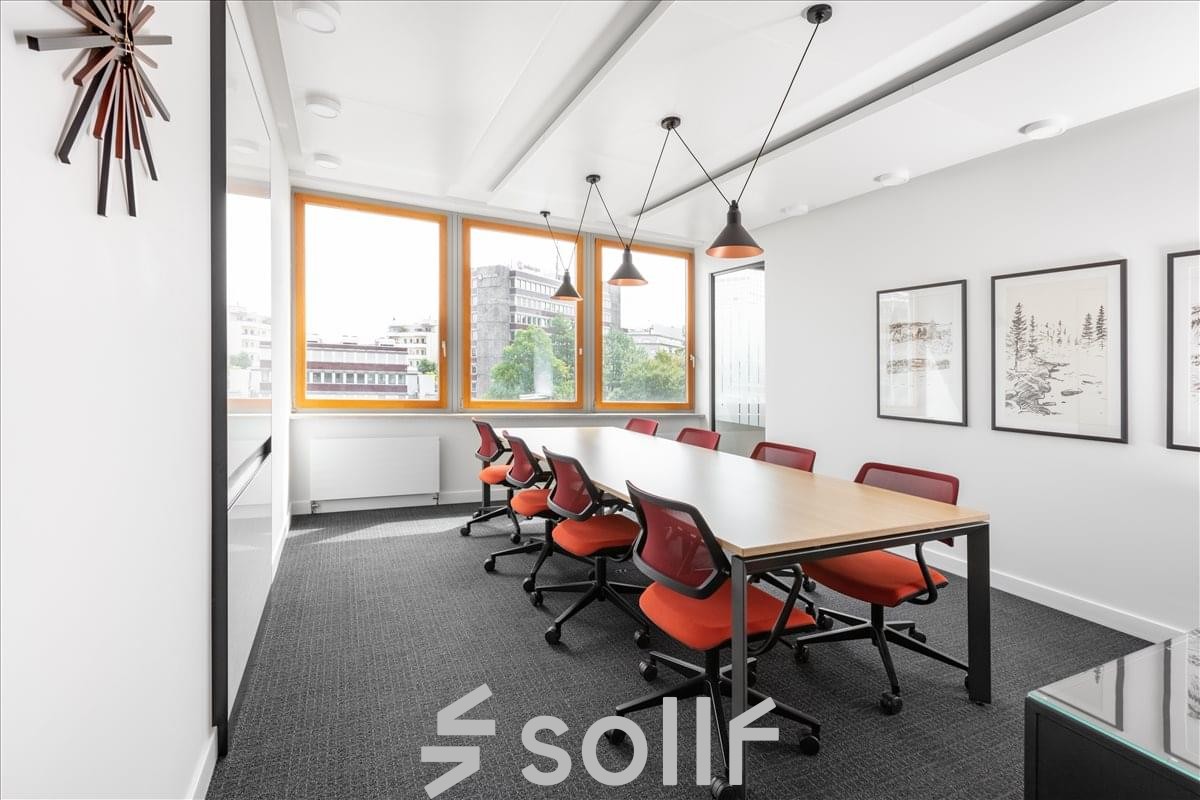 Modern gestalteter Konferenzraum zur Bürofläche mieten in Innere Margarethenstrasse 5, Basel Altstadt Kleinbasel, mit großem Tisch und roten Stühlen.