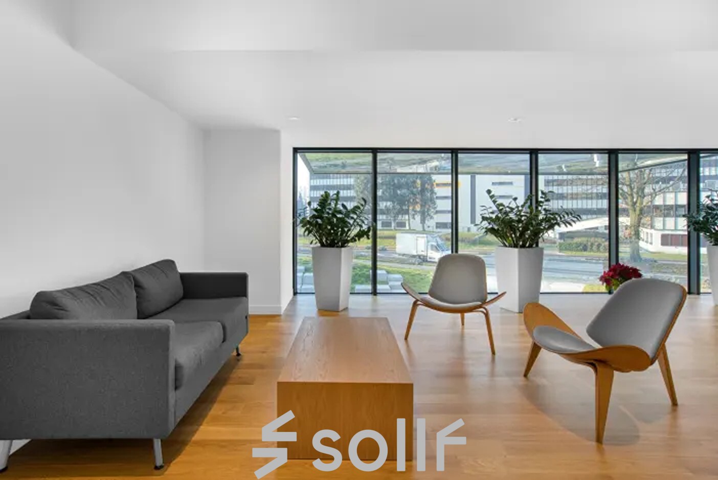 Modern eingerichteter Büroraum mieten in Genf Les Genets, Rue du Pré-de-la-Bichette 1, mit komfortablen Sitzmöglichkeiten und großzügiger Fensterfront.