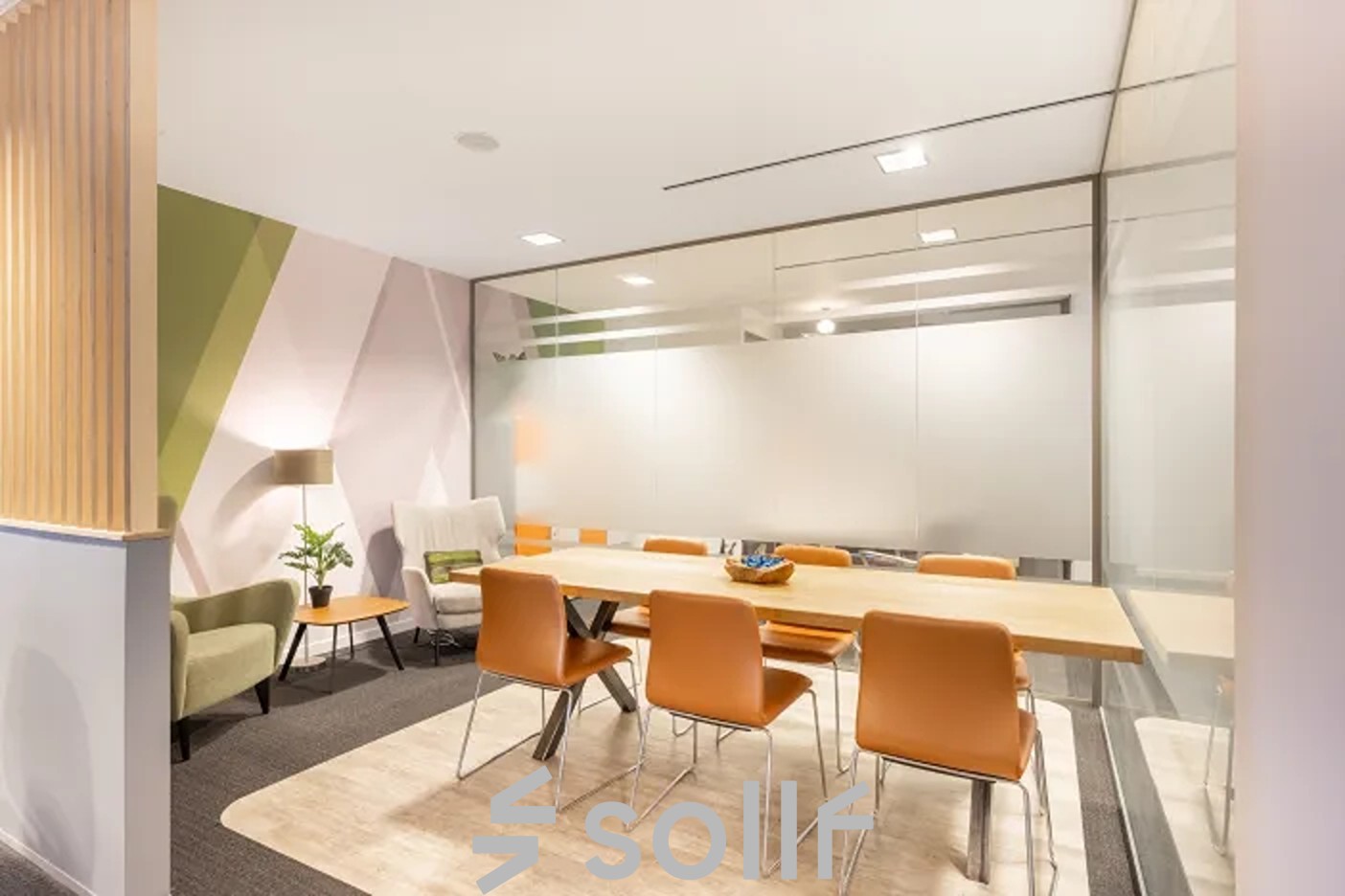 Modernes und helles Besprechungszimmer im Büro in Rue du Pré-de-la-Bichette 1, Genf Les Genets mit großer Tafel und komfortablen Stühlen.