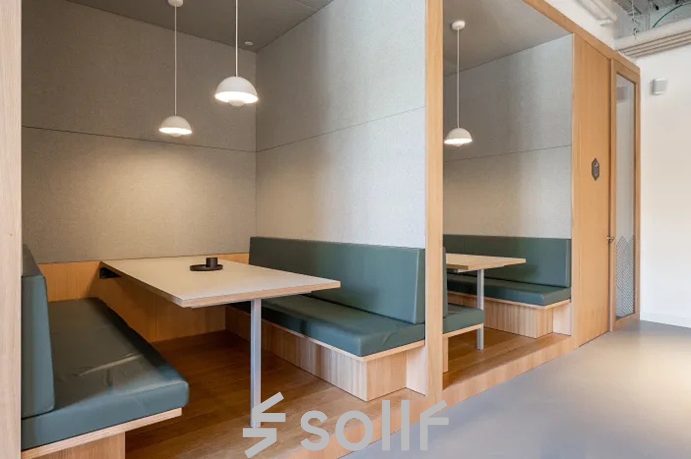 Moderne Büroraum mieten in Genf Les Genets, Rue du Pré-de-la-Bichette 1, mit Holzmöbeln und komfortabler Sitzbank.