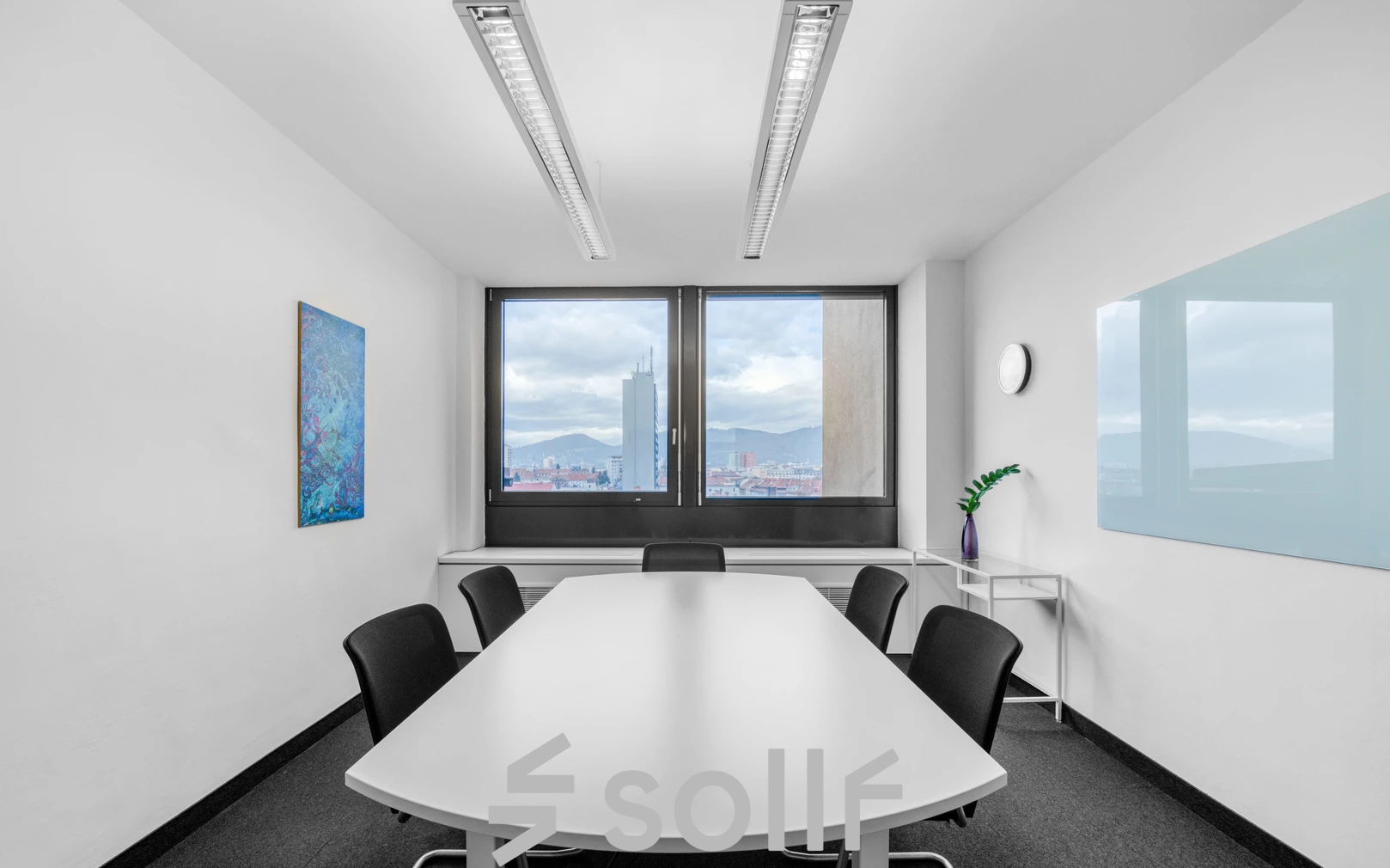 Heller und moderner Besprechungsraum mit großem Fensterblick in Brückenkopfgasse 1, ideal für ein Büroraum mieten in Graz.