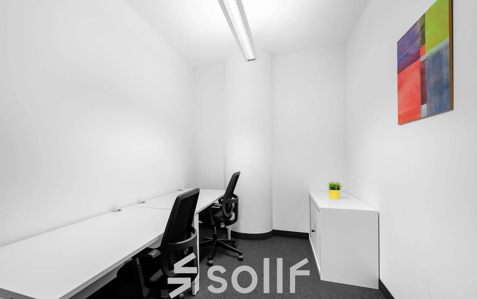 Moderne, gut beleuchtete Büroräume zum Mieten in der Brückenkopfgasse 1, Graz, eingerichtet mit Schreibtischen und Bürostuhl.