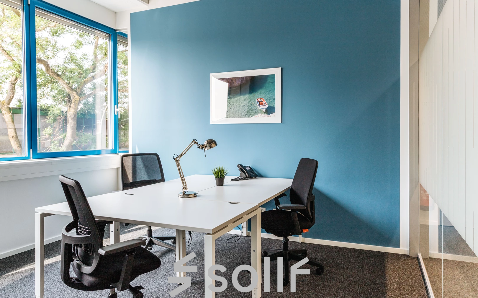 Moderne Büroräume in der Waagner-Biro-Straße 47 in Graz mit minimalistischer Einrichtung und hellen Farbakzenten, ideal zum büroraum mieten.