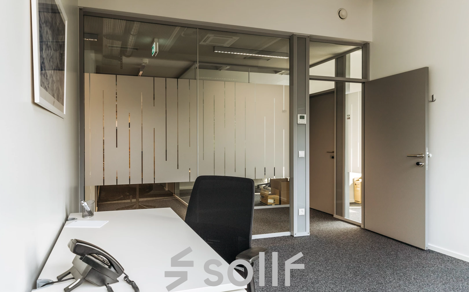 Modern gestalteter Büroraum zum Mieten in der Waagner-Biro-Straße 47 in Graz mit großem Schreibtisch und Glaswänden.