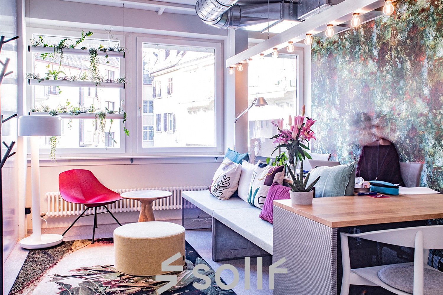 Modern eingerichteter Büroraum mieten im Herzen von Zürich City, Talacker 41, mit stilvollen Möbeln und gemütlichem Ambiente.