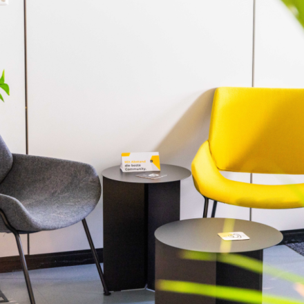 Moderne und stilvolle Lounge mit gelbem Sessel für Pausen in einem Büro in der Lassallestraße 7b, 1020 Wien Leopoldstadt - ideal zum büroraum mieten.