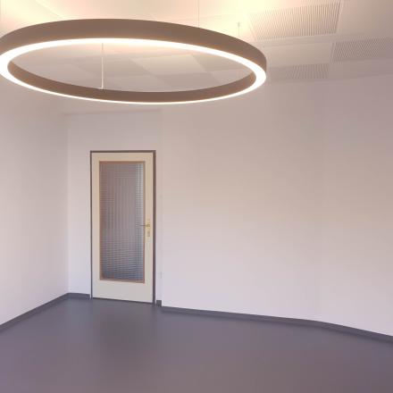Klar strukturierter Büroraum mieten in einem modernen Büro, Mittersteig 10, 1050 Wien-Margareten, mit eleganter Beleuchtung.