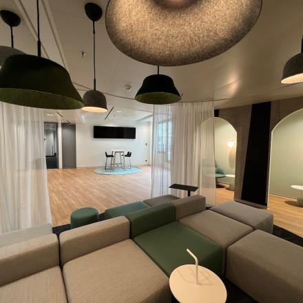 Modern gestalteter Bürobereich zum büroraum mieten mit komfortablen Sitzgelegenheiten und stilvoller Beleuchtung in 1120 Wien, Am Euro Platz 2