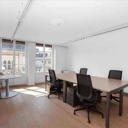 Heller Büroraum mieten in Genf Innenstadt, Place de la Synagogue 5, mit modernen Möbeln und großzügigen Fenstern.