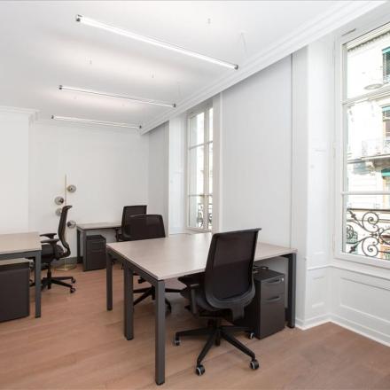 Büroraum mieten in Genf Innenstadt, Place de la Synagogue 5, mit schlichtem Design und modernem Mobiliar.
