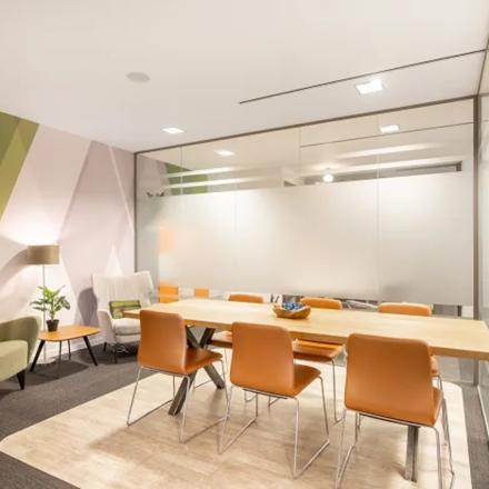 Modernes und helles Besprechungszimmer im Büro in Rue du Pré-de-la-Bichette 1, Genf Les Genets mit großer Tafel und komfortablen Stühlen.