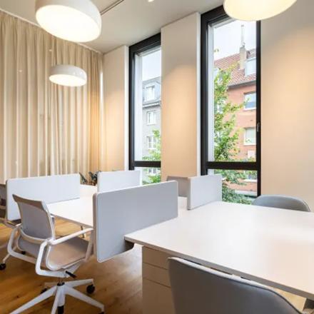 Modern eingerichteter Büroraum zum Mieten in der Rue du Pré-de-la-Bichette 1, Genf Les Genets, mit großzügiger Fensterfront und stilvollen Arbeitsplätzen.