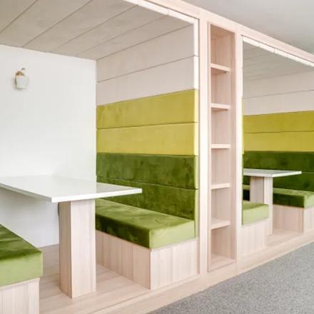 Moderne Bürofläche mieten in Genf Les Genets, Rue du Pré-de-la-Bichette 1, mit gemütlichen Sitznischen und stilvoller Einrichtung.
