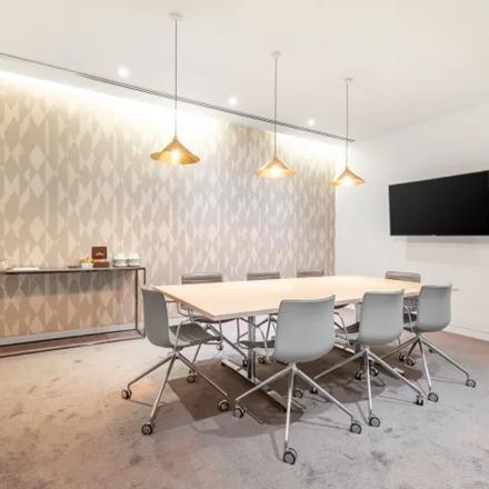 Modern gestalteter Besprechungsraum zum Bürofläche mieten in Rue du Pré-de-la-Bichette 1, Genf Les Genets, ausgestattet mit einem Konferenztisch und Stühlen.