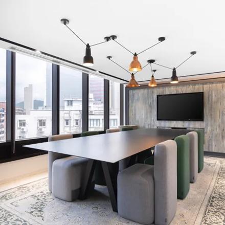 Modernes, helles Konferenzraum-Design in Genf Les Genets, Rue du Pré-de-la-Bichette 1 mit eleganter Büroausstattung ideal für geschäftliche Besprechungen.