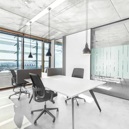 Moderne Büroraum mieten in Genf Les Genets, Rue du Pré-de-la-Bichette 1, mit bodentiefen Fenstern und stilvoller Einrichtung.
