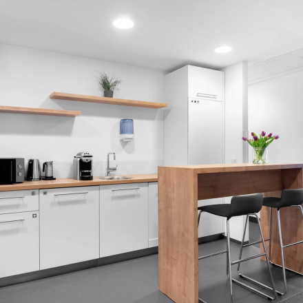 Moderne, helle Büroraum mieten in Brückenkopfgasse 1, Graz, mit integrierter Küchenzeile und Sitzbereich.