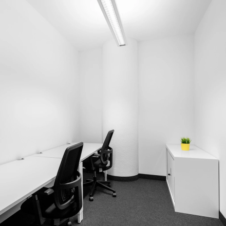 Moderne, gut beleuchtete Büroräume zum Mieten in der Brückenkopfgasse 1, Graz, eingerichtet mit Schreibtischen und Bürostuhl.