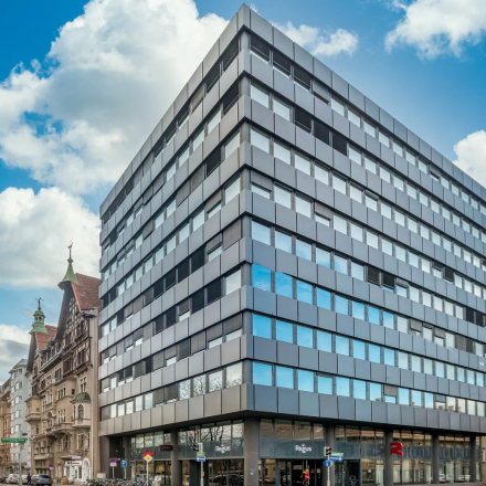 Moderne Bürofläche mieten in Brückenkopfgasse 1, Graz, mit hellen Fensterfronten und zeitgenössischer Architektur.