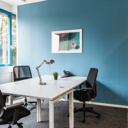 Moderne Büroräume in der Waagner-Biro-Straße 47 in Graz mit minimalistischer Einrichtung und hellen Farbakzenten, ideal zum büroraum mieten.