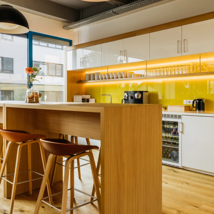 Moderne und helle Büroküche mit Barhockern und Einbauküche in der Waagner-Biro-Straße 47, ideal für das mieten einer Bürofläche in Graz.