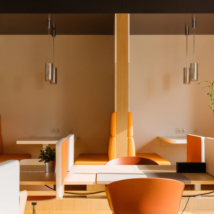 Modern gestalteter büroraum mieten in der Waagner-Biro-Straße 47 in Graz mit warmen Farbtönen und stilvoller Einrichtung.