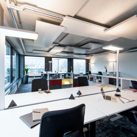 Modern gestalteter Büroraum mieten in Zürich Seebach, Schärenmoosstrasse 77, mit hellen Arbeitsplätzen und zeitgemäßer Einrichtung.